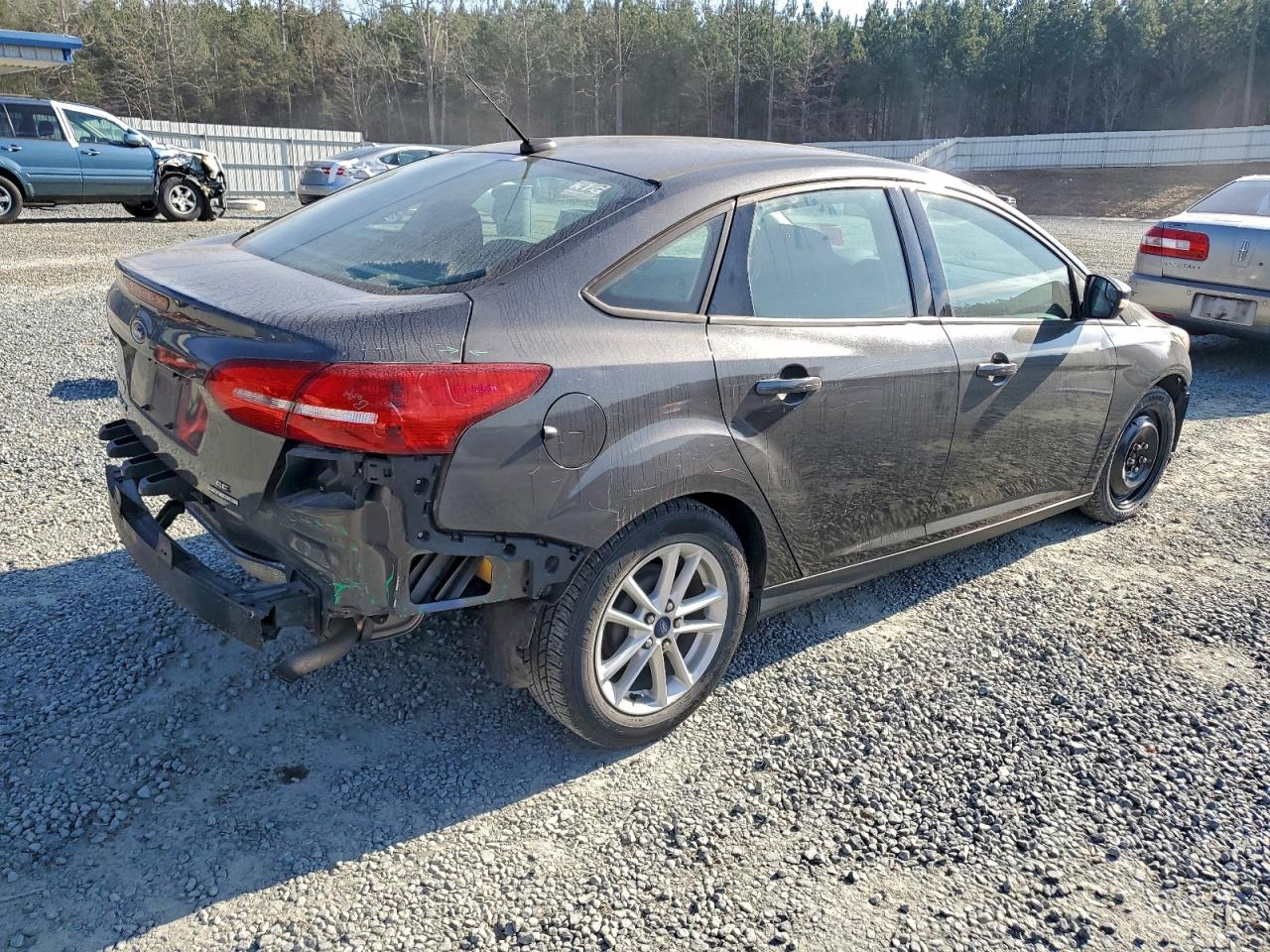 2015 FORD FOCUS SE photo 3