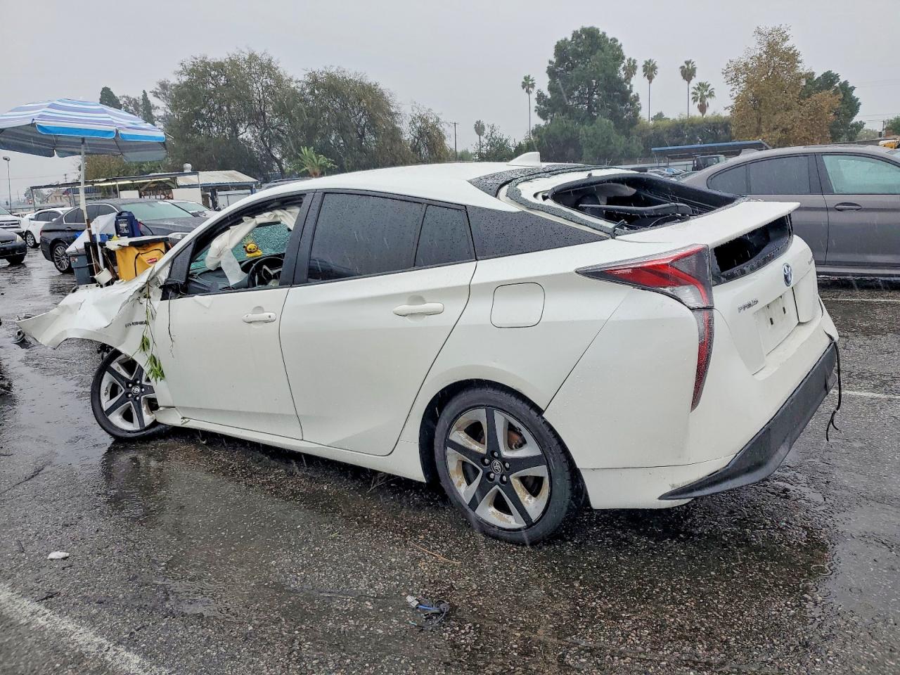 2016 TOYOTA PRIUS THREE TOURING photo 2