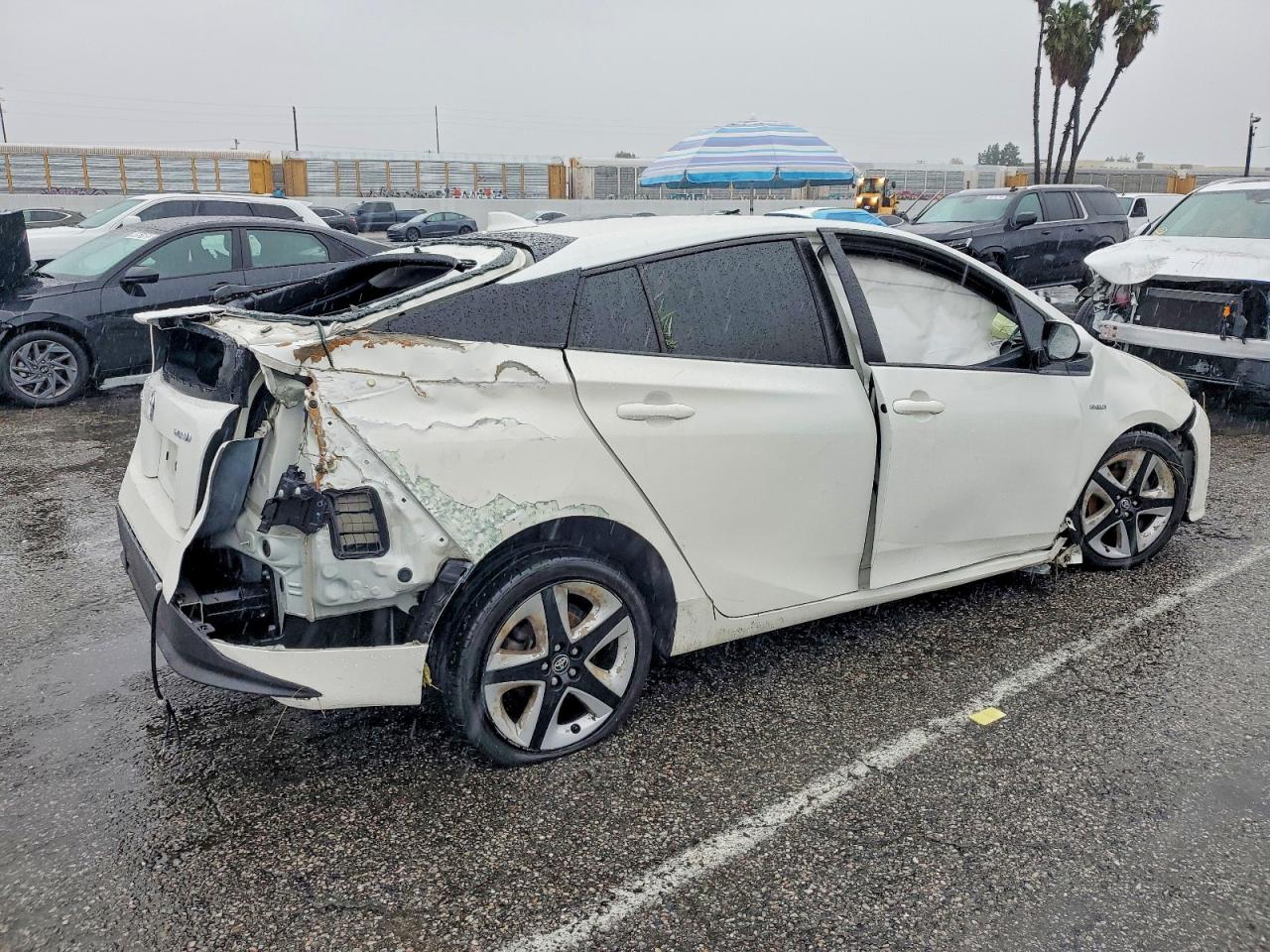2016 TOYOTA PRIUS THREE TOURING photo 3