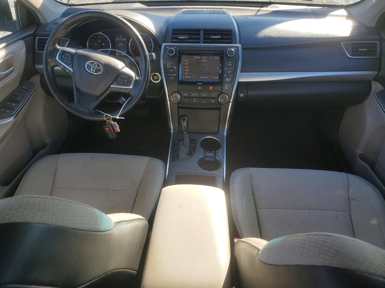 2016 TOYOTA CAMRY LE photo 8