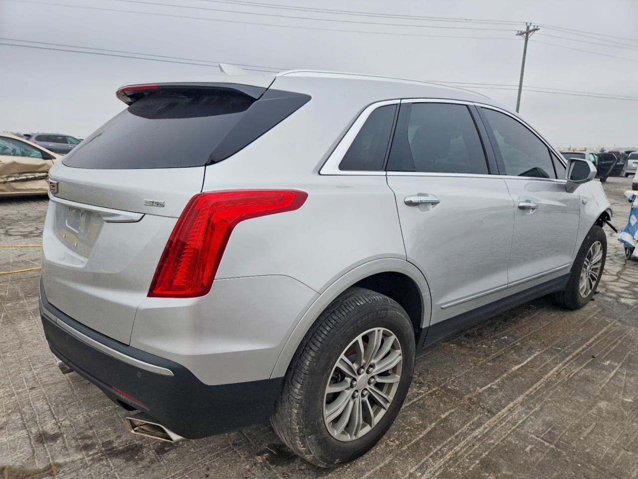 2018 CADILLAC XT5 LUXURY photo 3