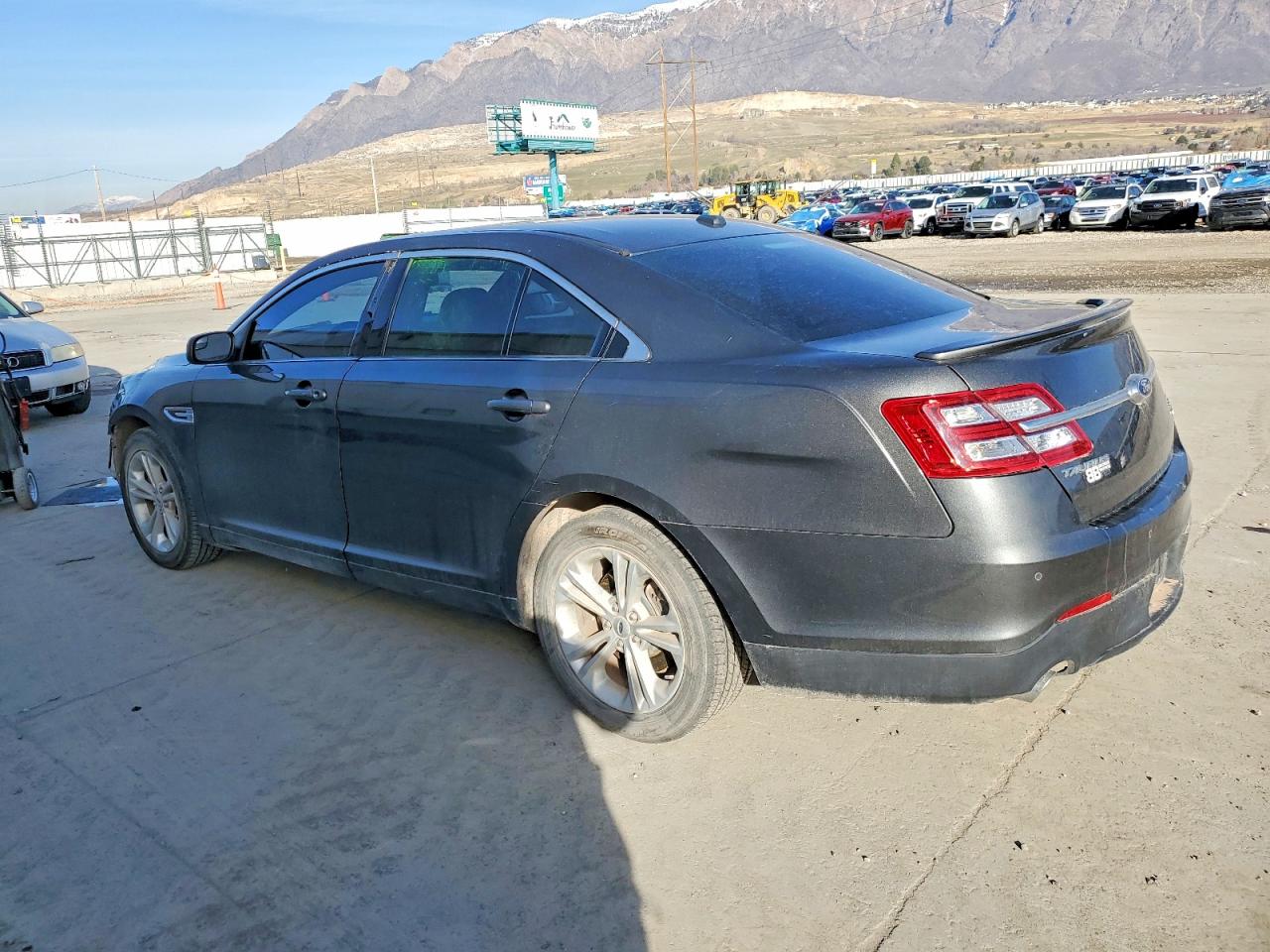 2018 FORD TAURUS SEL photo 2