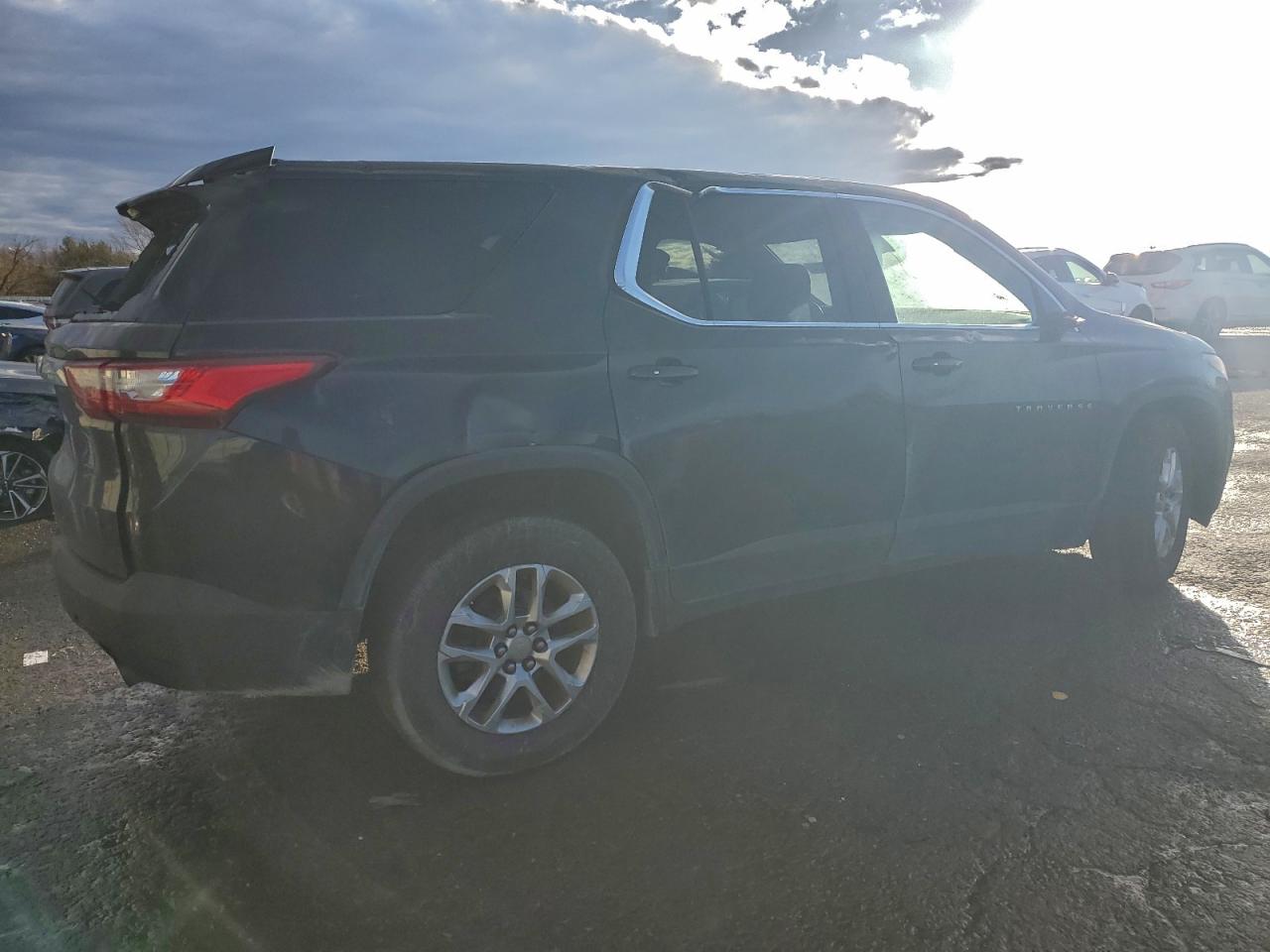 2019 CHEVROLET TRAVERSE LS photo 3
