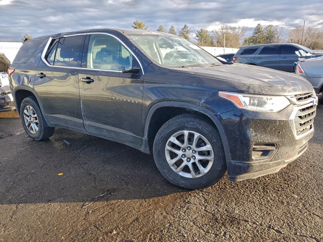 2019 CHEVROLET TRAVERSE LS photo 4