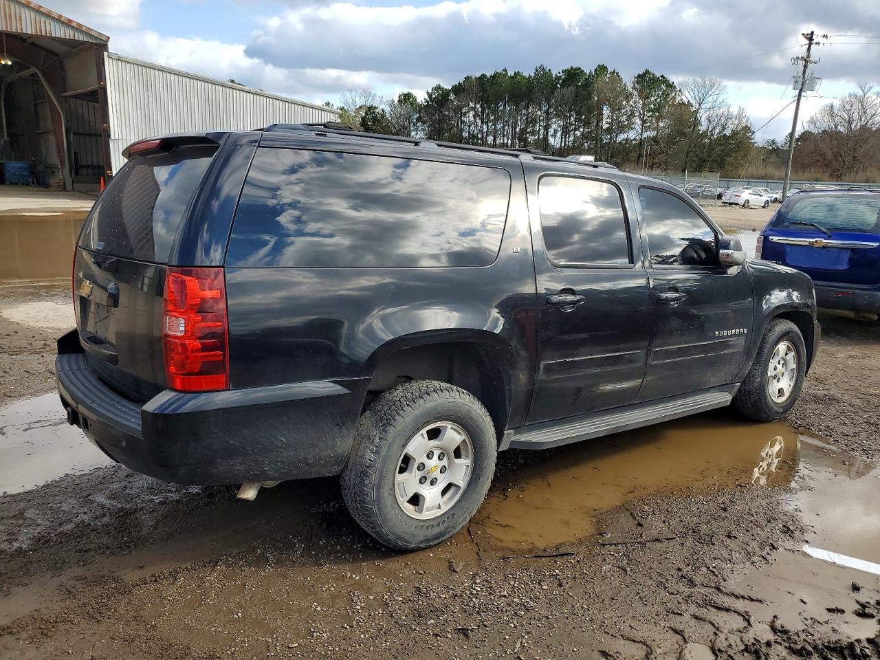 2013 CHEVROLET SUBURBAN C1500 LT photo 3