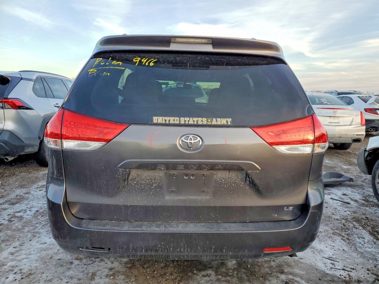 2013 TOYOTA SIENNA LE photo 6