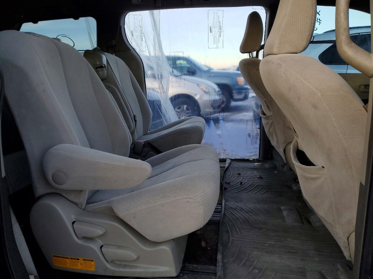 2013 TOYOTA SIENNA LE photo 10