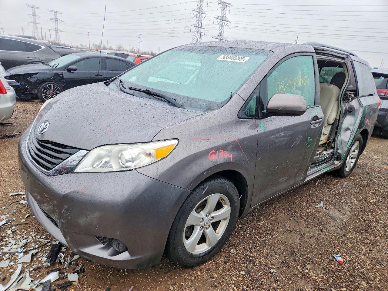 2013 TOYOTA SIENNA