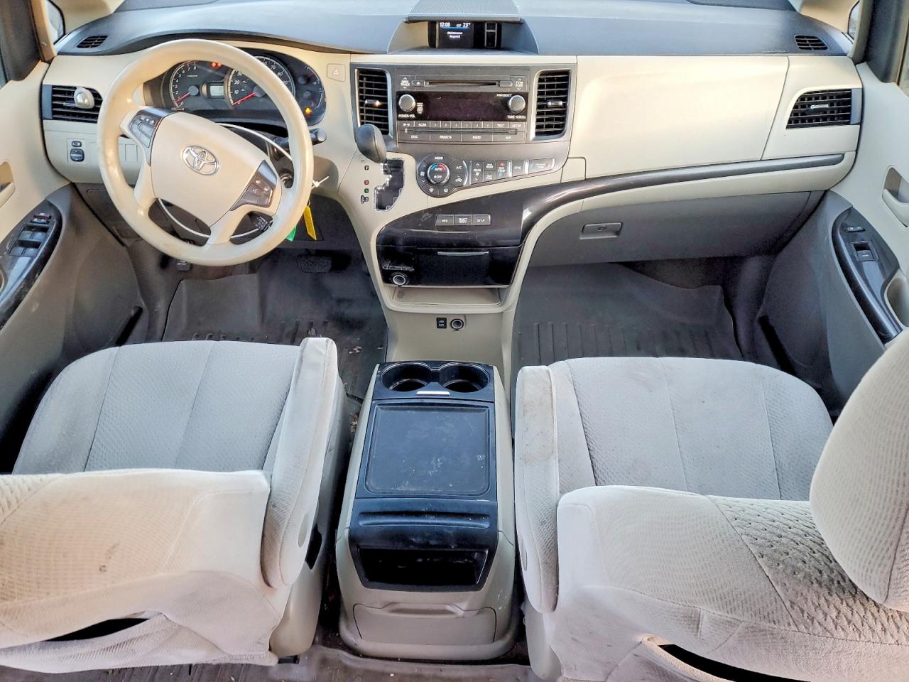 2013 TOYOTA SIENNA LE photo 8