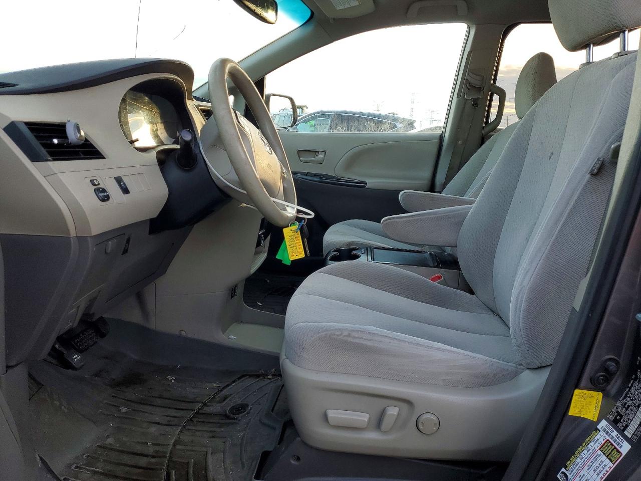 2013 TOYOTA SIENNA LE photo 7