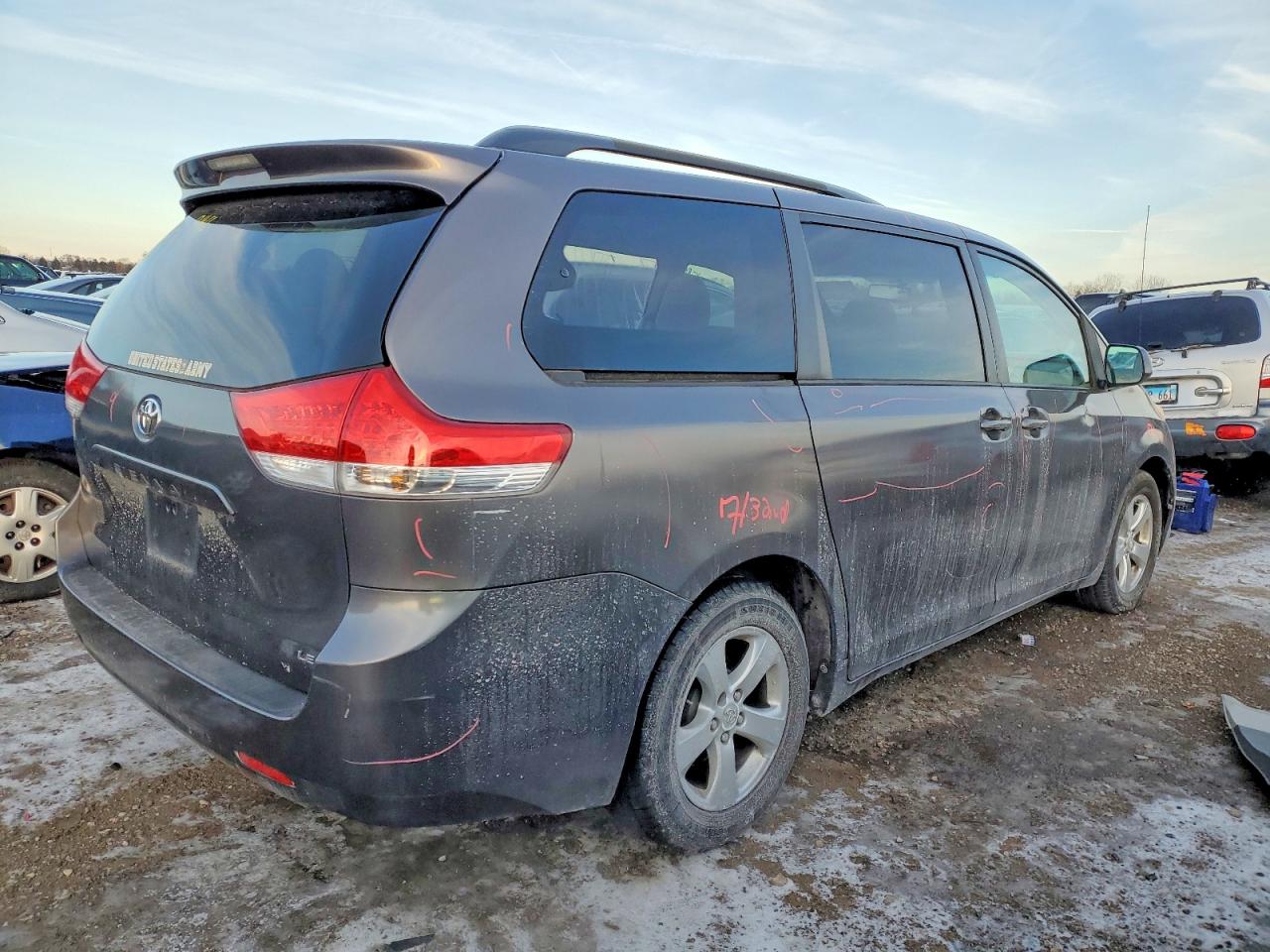 2013 TOYOTA SIENNA LE photo 3
