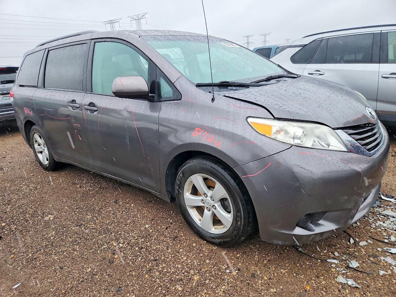 2013 TOYOTA SIENNA LE photo 4