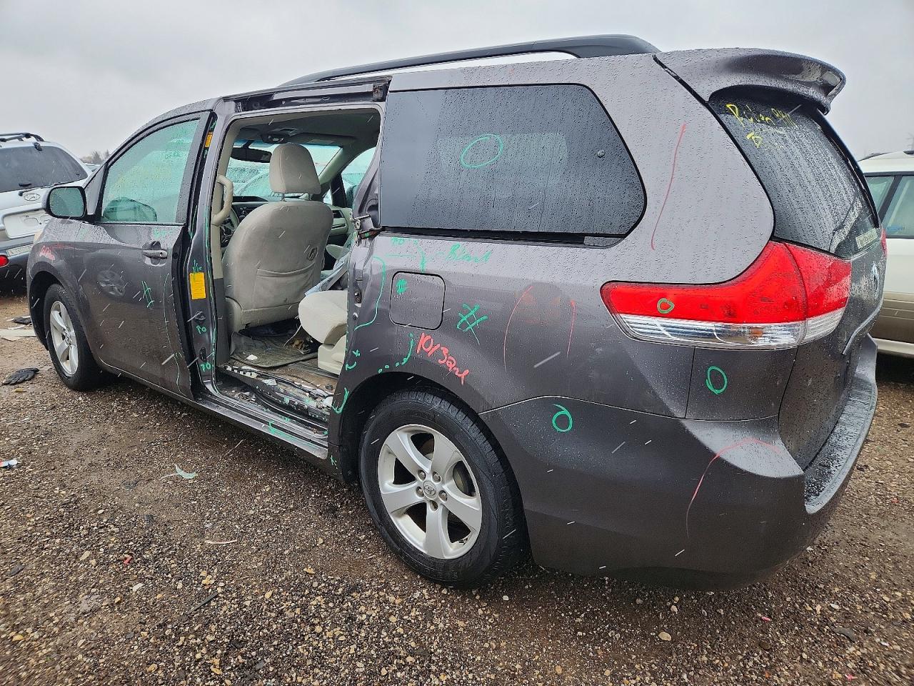 2013 TOYOTA SIENNA LE photo 2