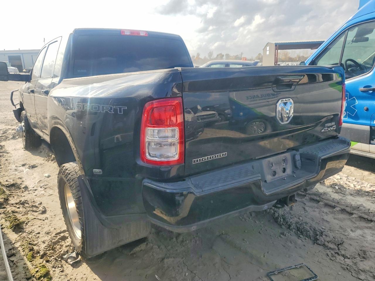 2022 RAM 3500 photo 2