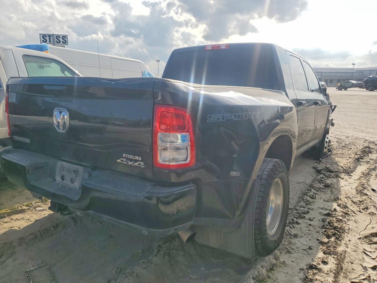 2022 RAM 3500 photo 3