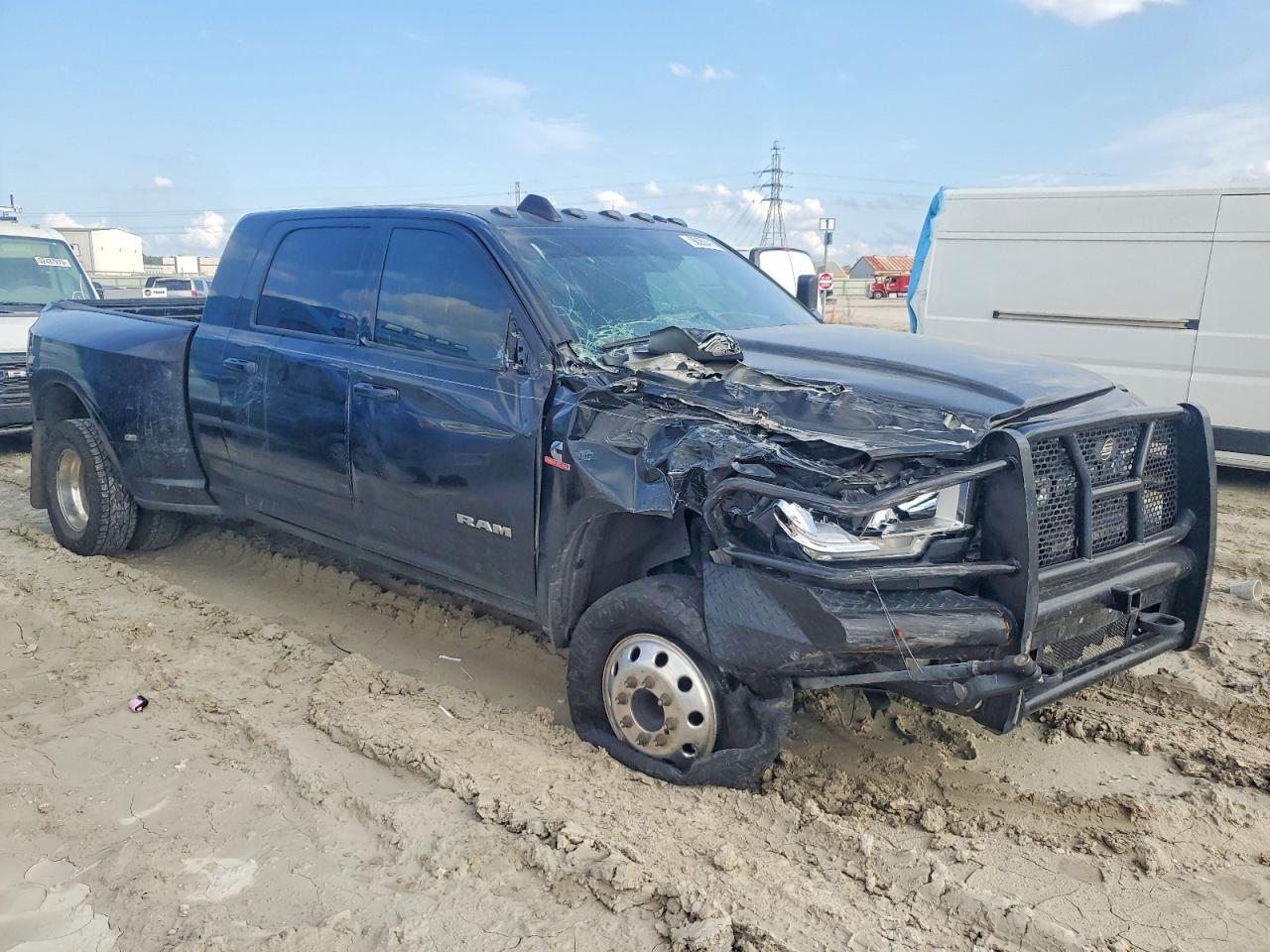 2022 RAM 3500 photo 4
