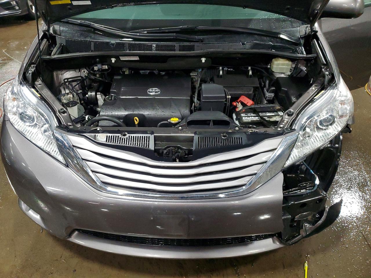 2015 TOYOTA SIENNA XLE photo 12