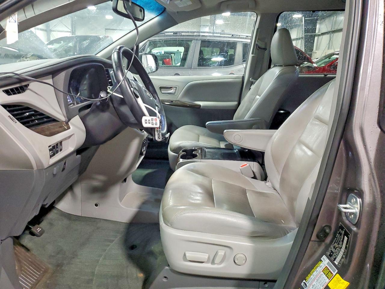 2015 TOYOTA SIENNA XLE photo 7