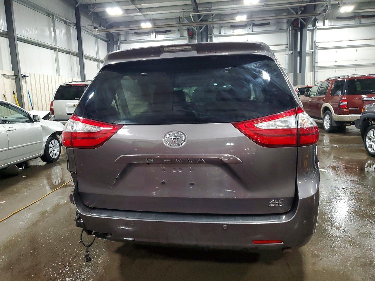 2015 TOYOTA SIENNA XLE photo 6