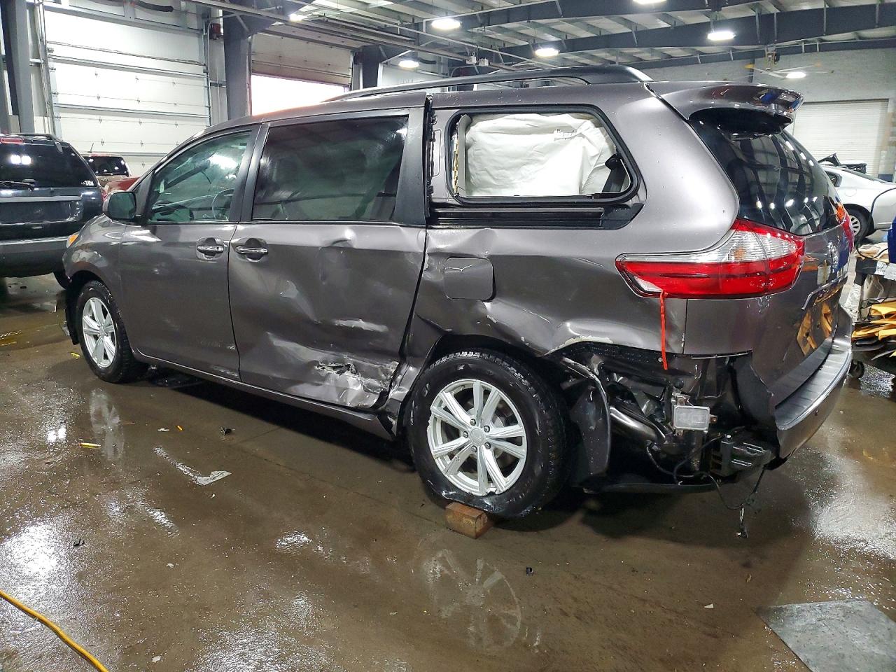 2015 TOYOTA SIENNA XLE photo 2