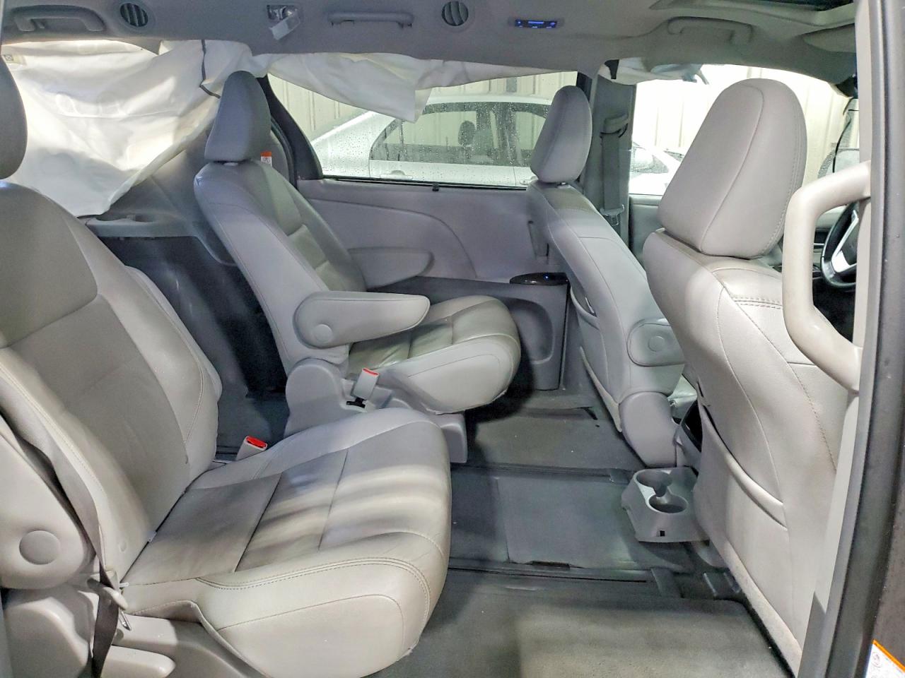 2015 TOYOTA SIENNA XLE photo 11