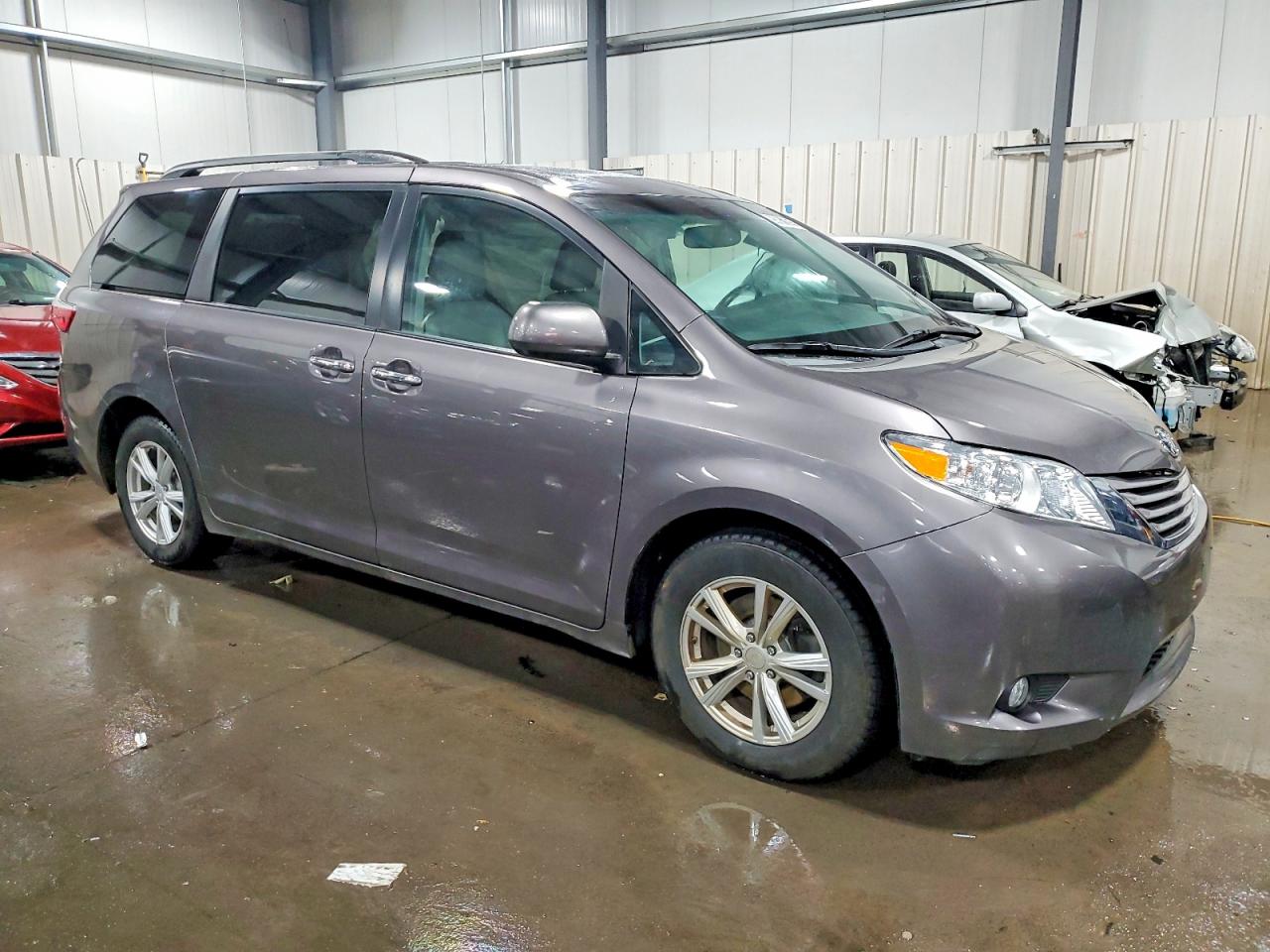 2015 TOYOTA SIENNA XLE photo 4