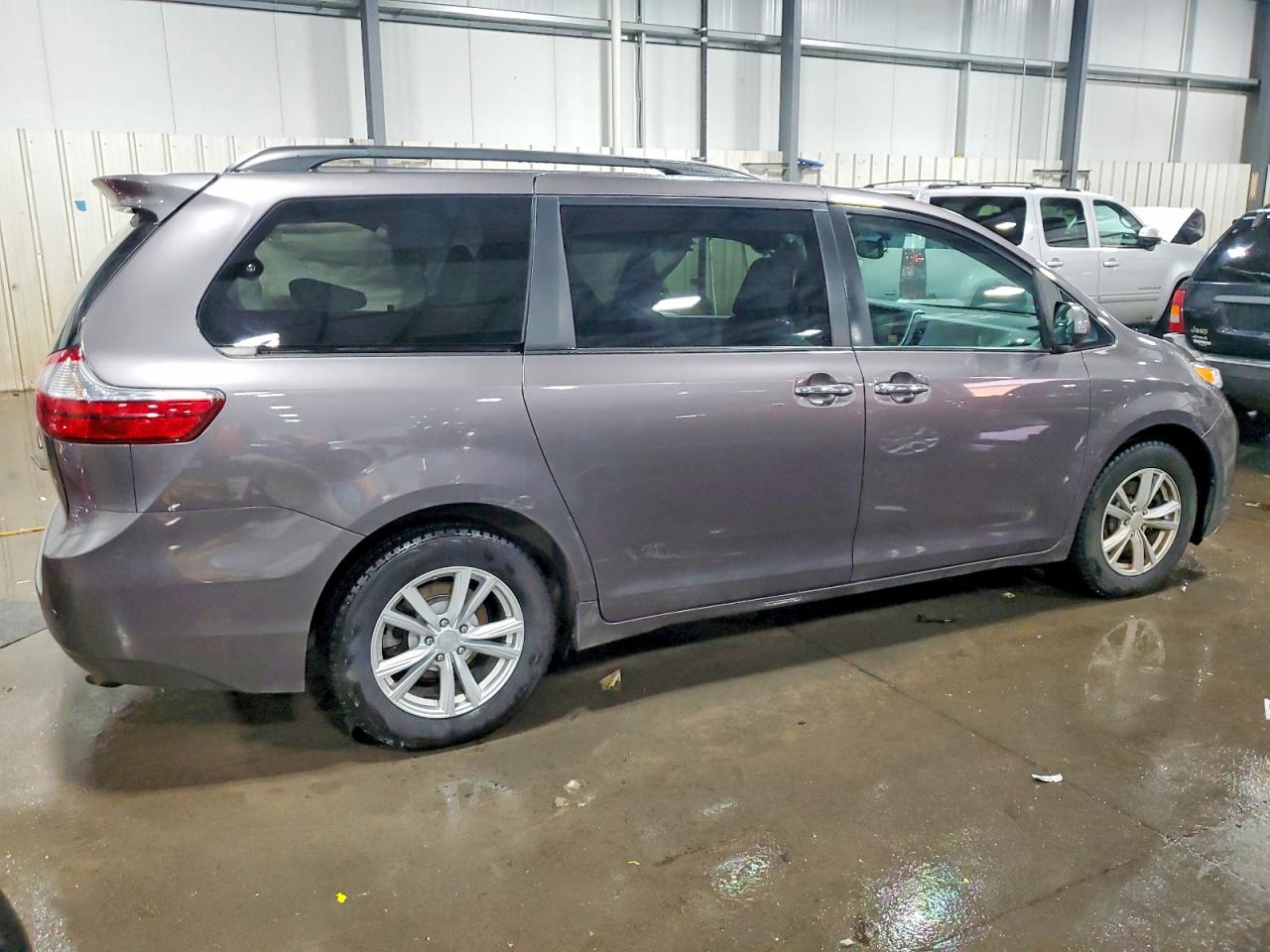2015 TOYOTA SIENNA XLE photo 3