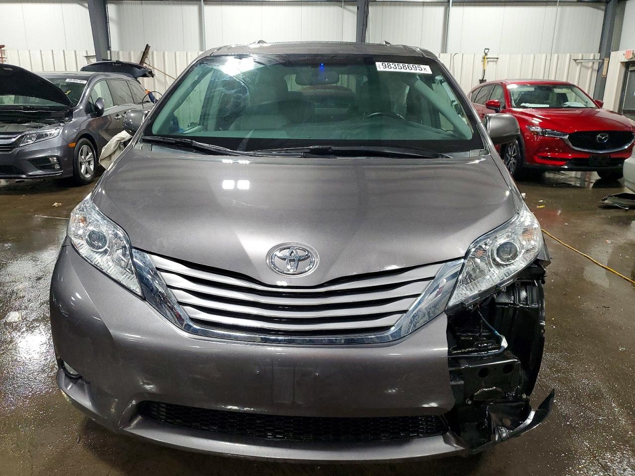 2015 TOYOTA SIENNA XLE photo 5
