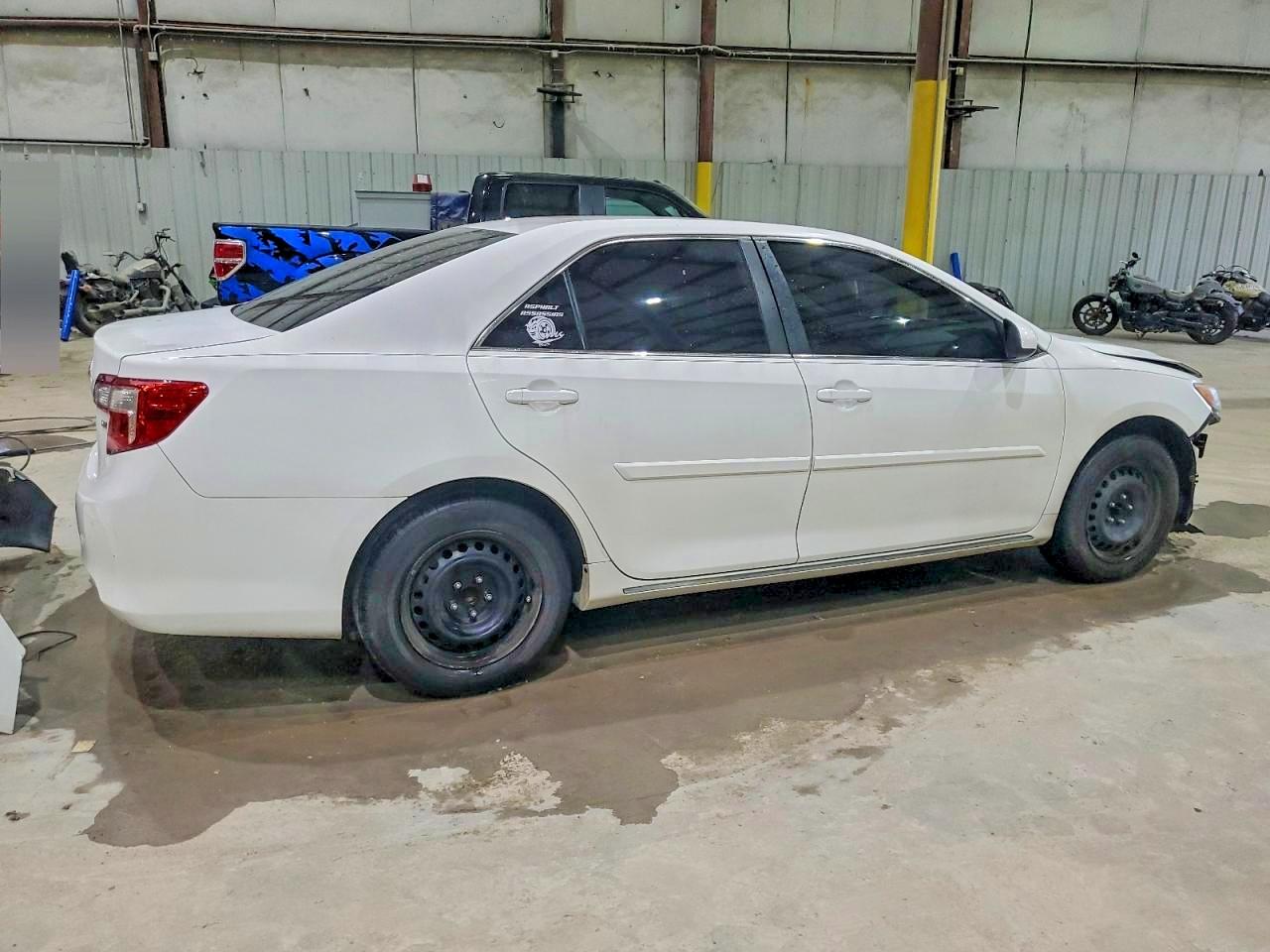 2014 TOYOTA CAMRY L photo 3