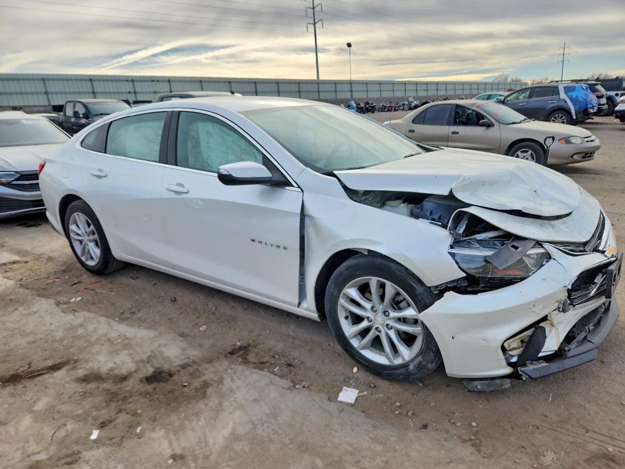2017 CHEVROLET MALIBU LT photo 4