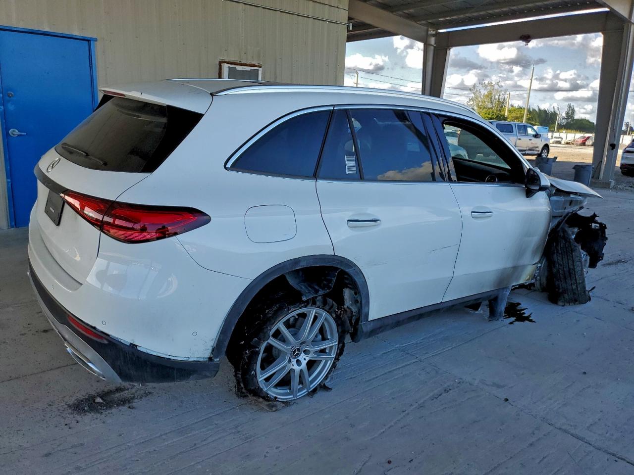 2025 MERCEDES-BENZ GLC 300 photo 3
