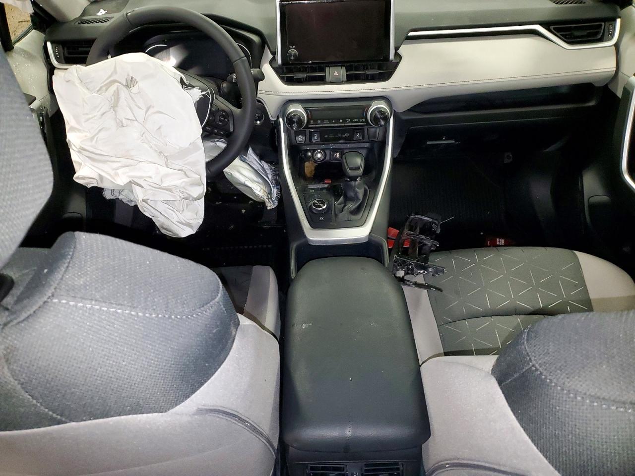 2025 TOYOTA RAV4 XLE photo 8