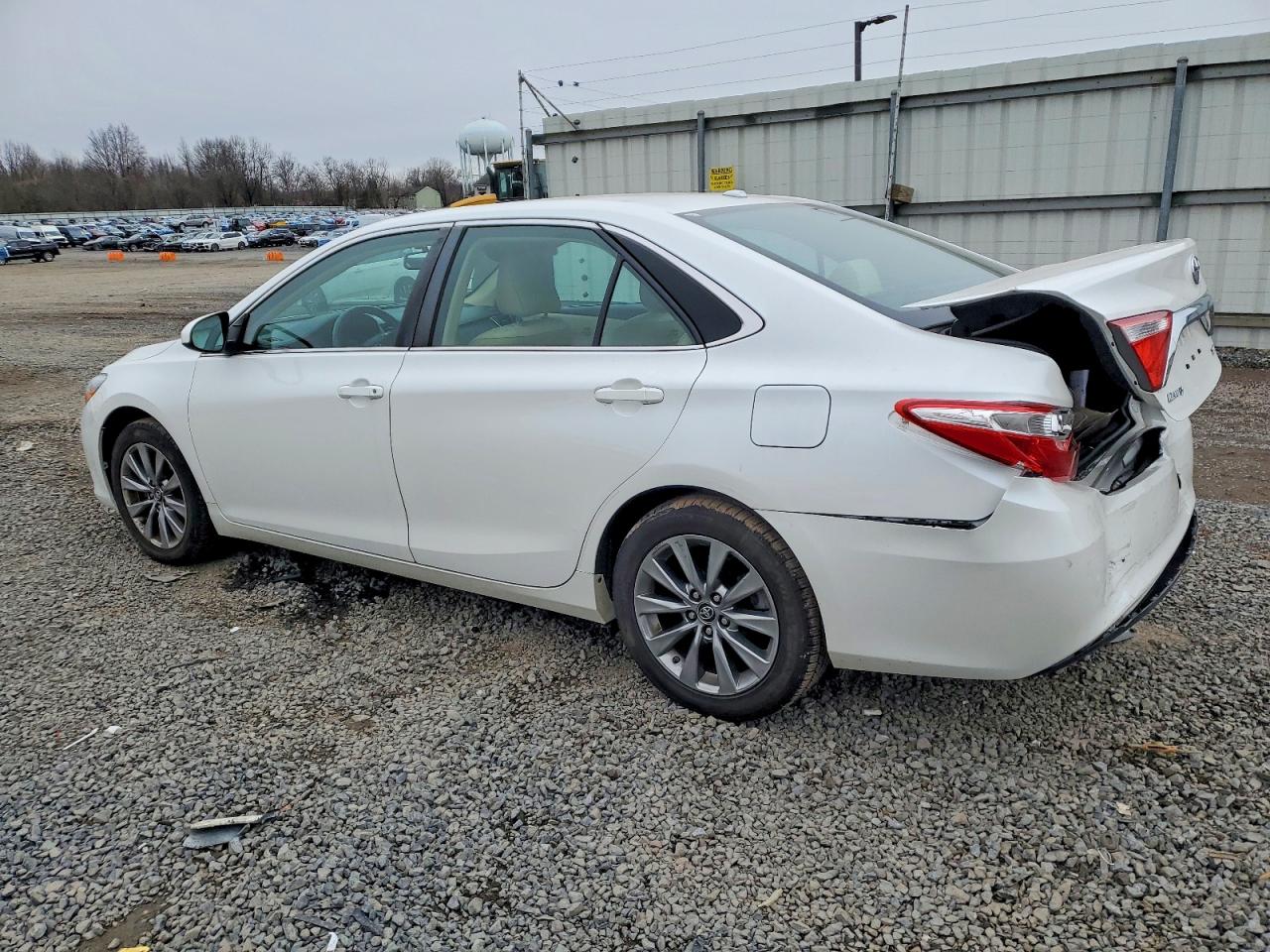 2017 TOYOTA CAMRY LE photo 2