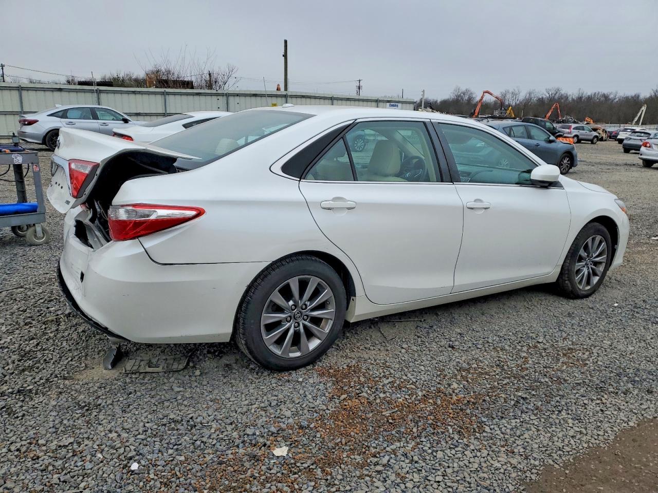 2017 TOYOTA CAMRY LE photo 3