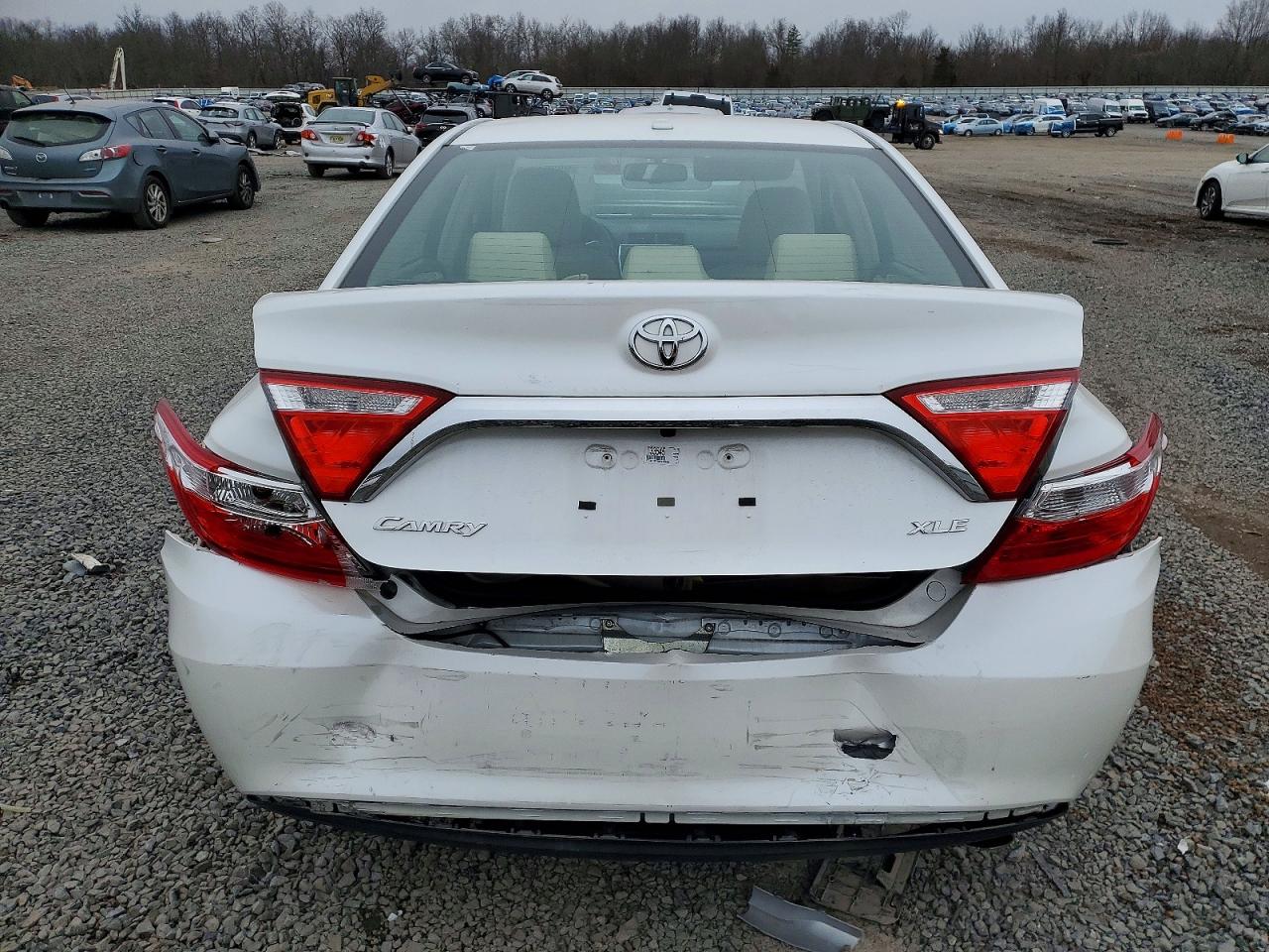 2017 TOYOTA CAMRY LE photo 6
