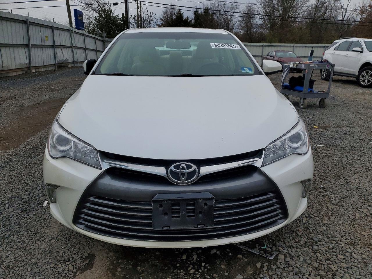 2017 TOYOTA CAMRY LE photo 5
