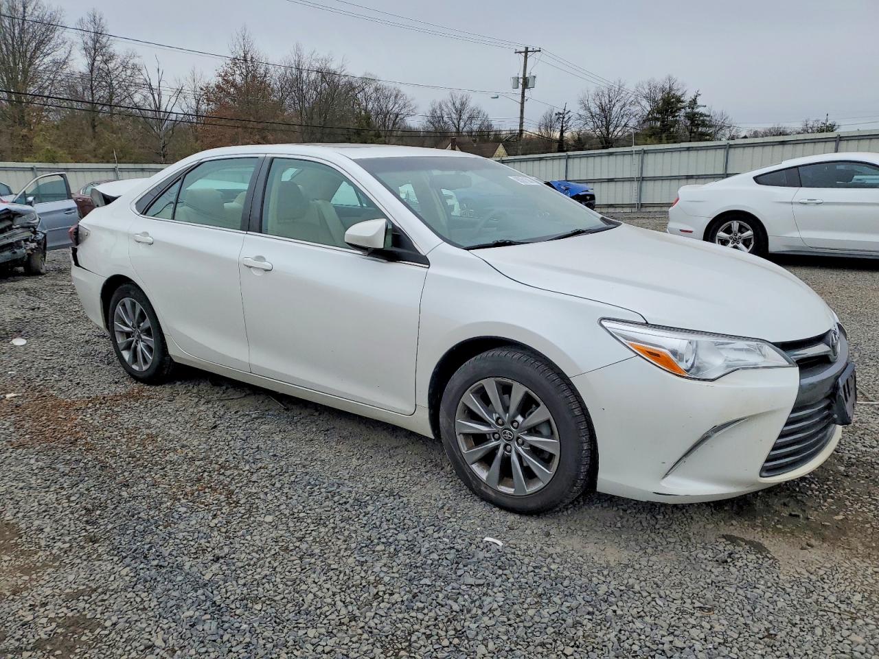 2017 TOYOTA CAMRY LE photo 4