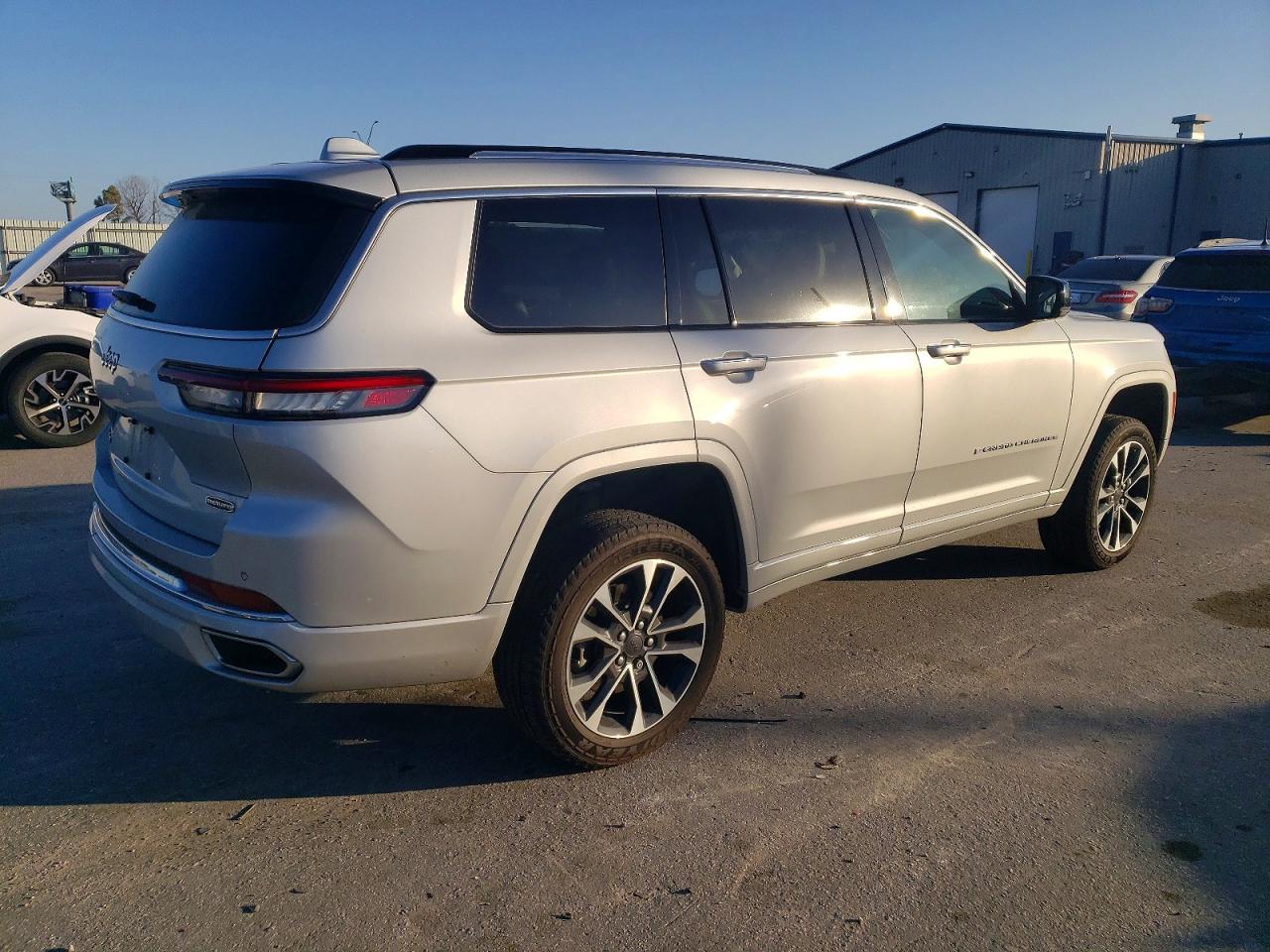 2022 JEEP GRAND CHEROKEE L OVERLAND photo 3