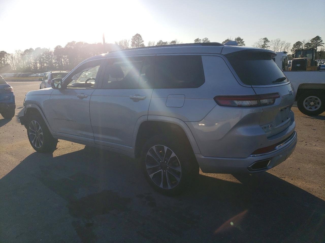 2022 JEEP GRAND CHEROKEE L OVERLAND photo 2