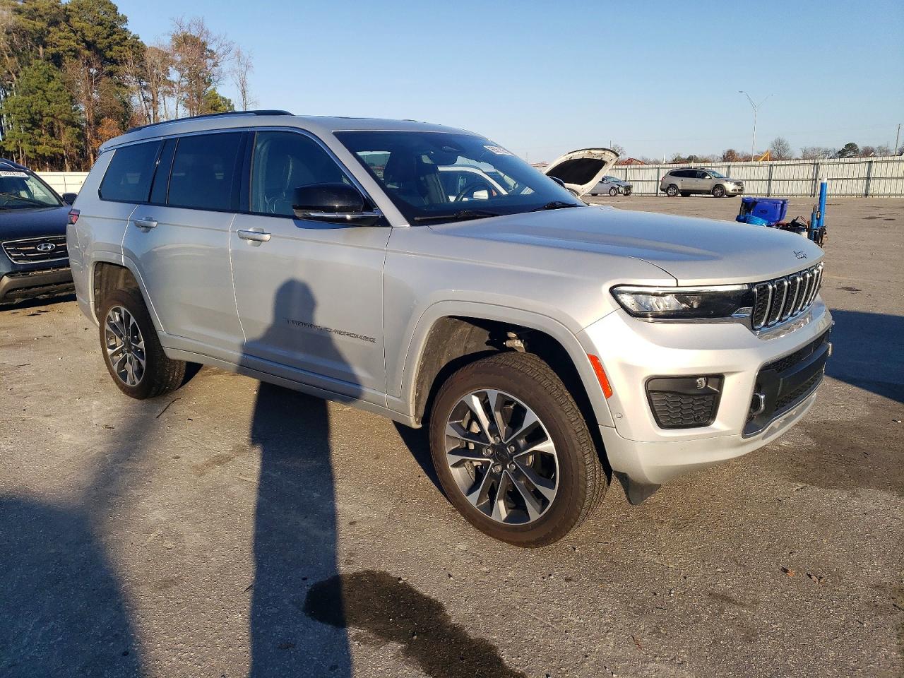 2022 JEEP GRAND CHEROKEE L OVERLAND photo 4