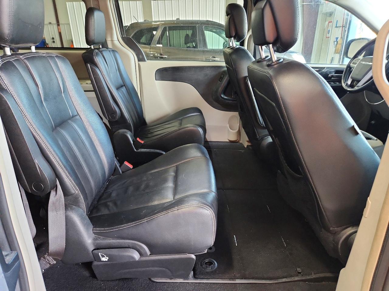 2015 CHRYSLER TOWN & COUNTRY TOURING photo 11