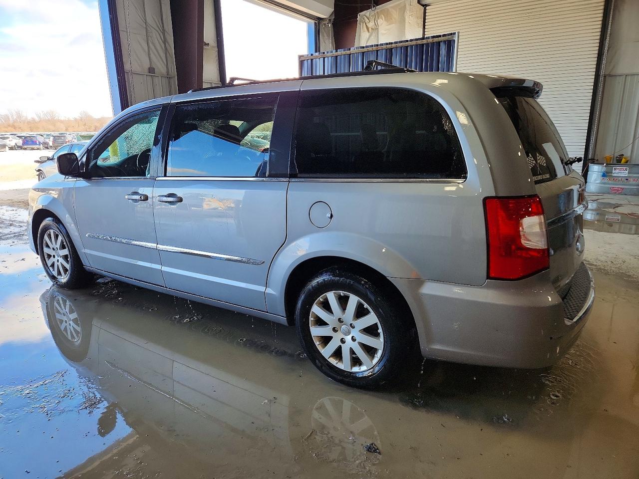 2015 CHRYSLER TOWN & COUNTRY TOURING photo 2