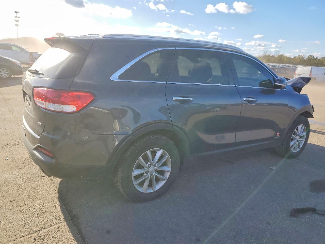 2017 KIA SORENTO LX photo 3