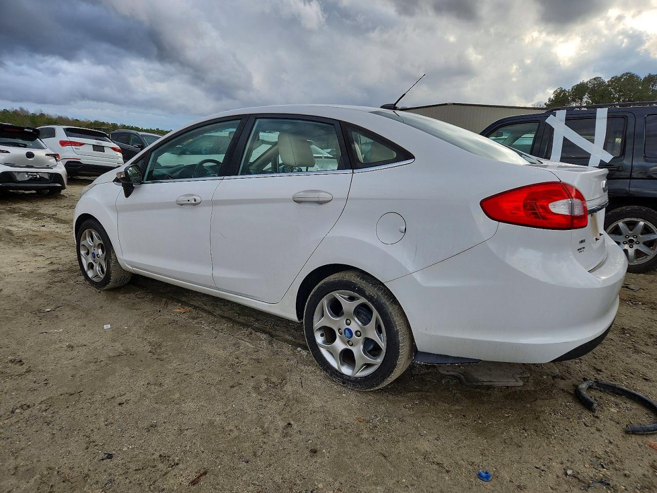 2011 FORD FIESTA SEL photo 2