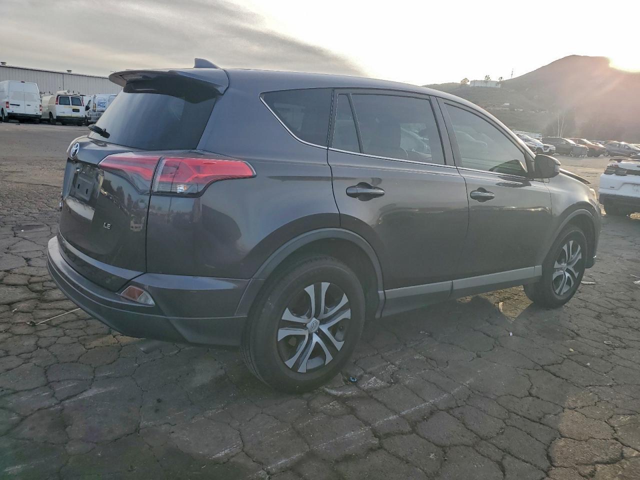2018 TOYOTA RAV4 LE photo 3