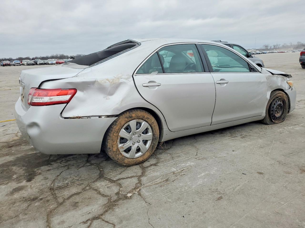 2011 TOYOTA CAMRY BASE photo 3