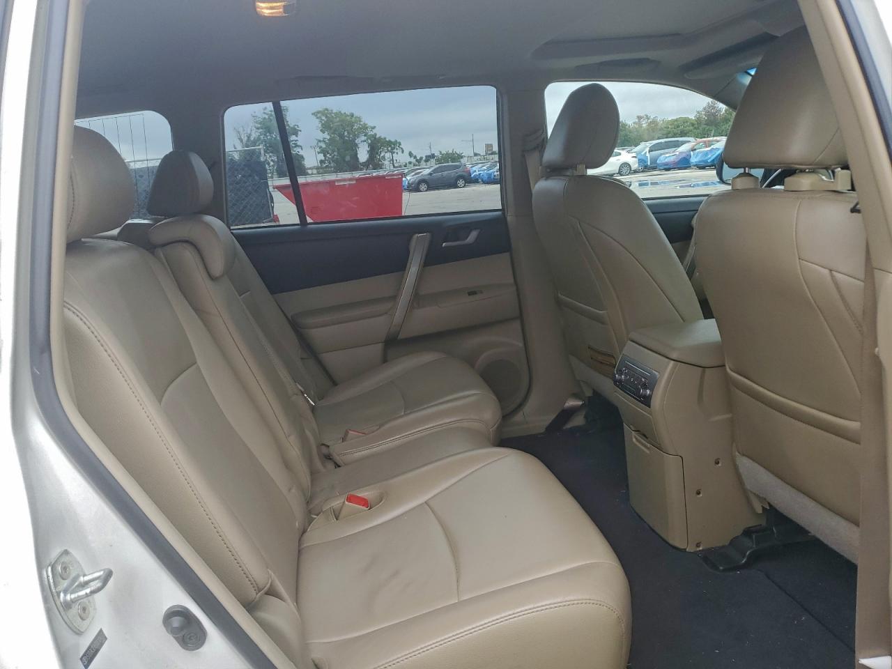 2013 TOYOTA HIGHLANDER BASE photo 11