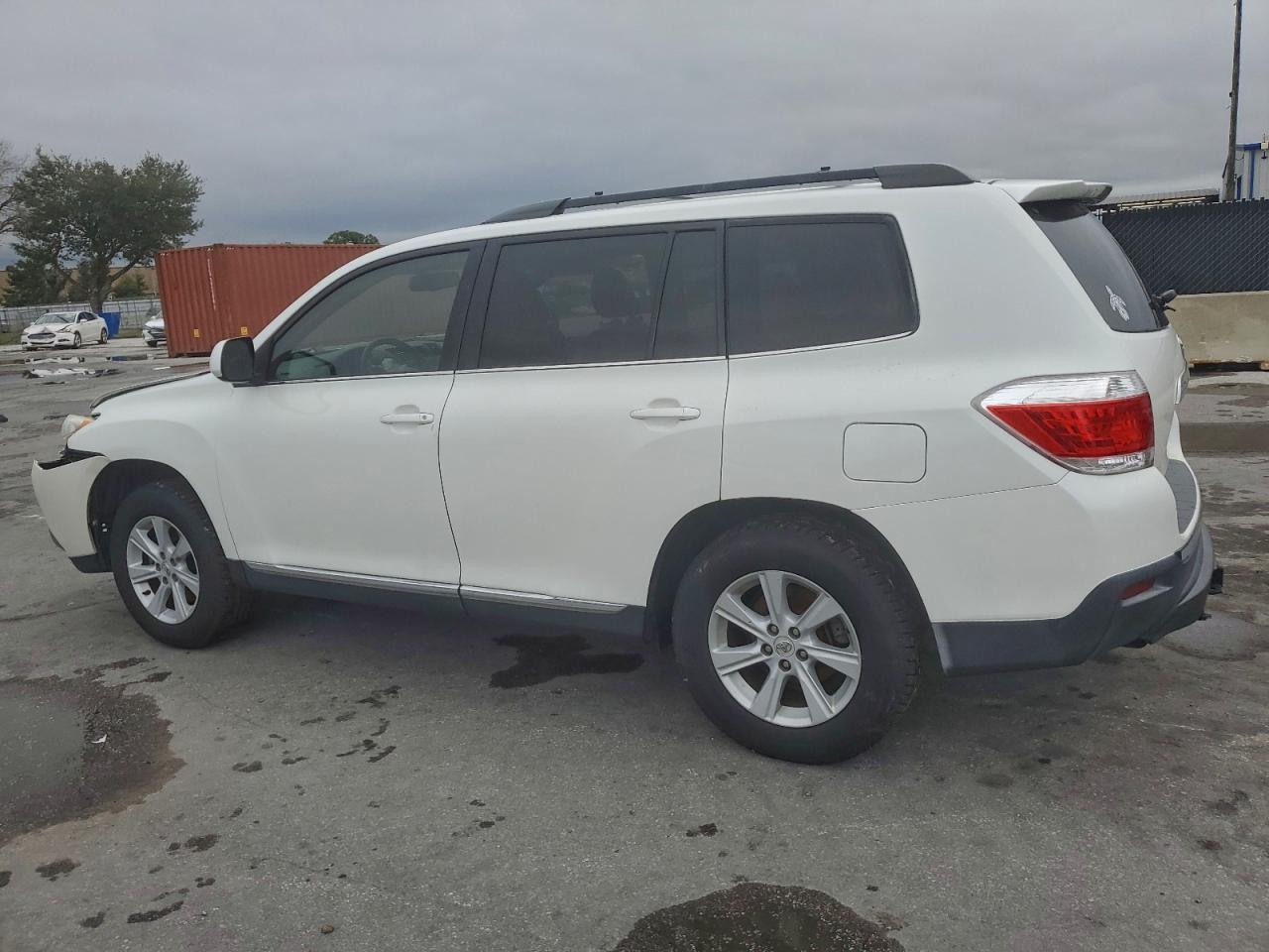 2013 TOYOTA HIGHLANDER BASE photo 2