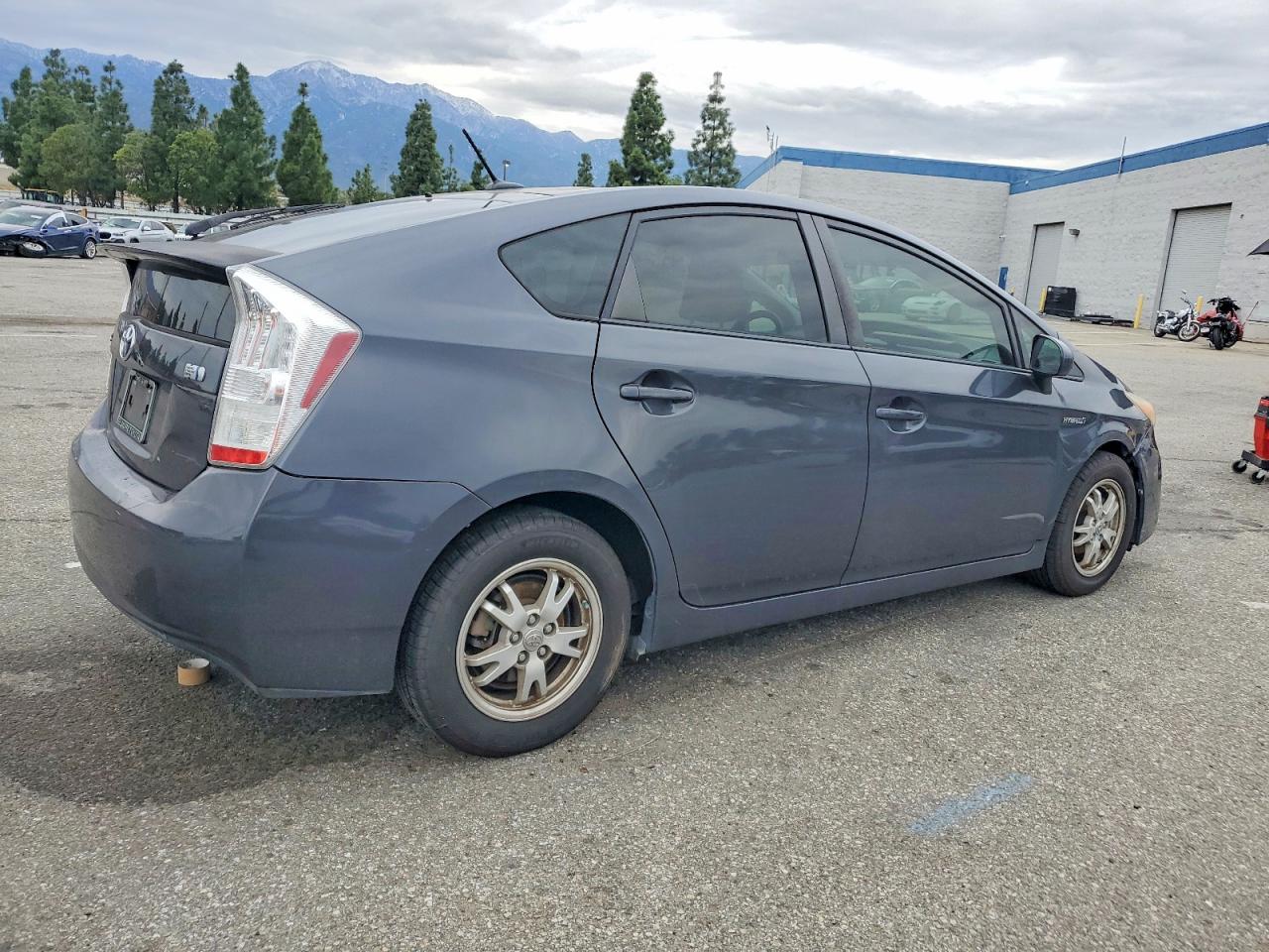 2011 TOYOTA PRIUS photo 3