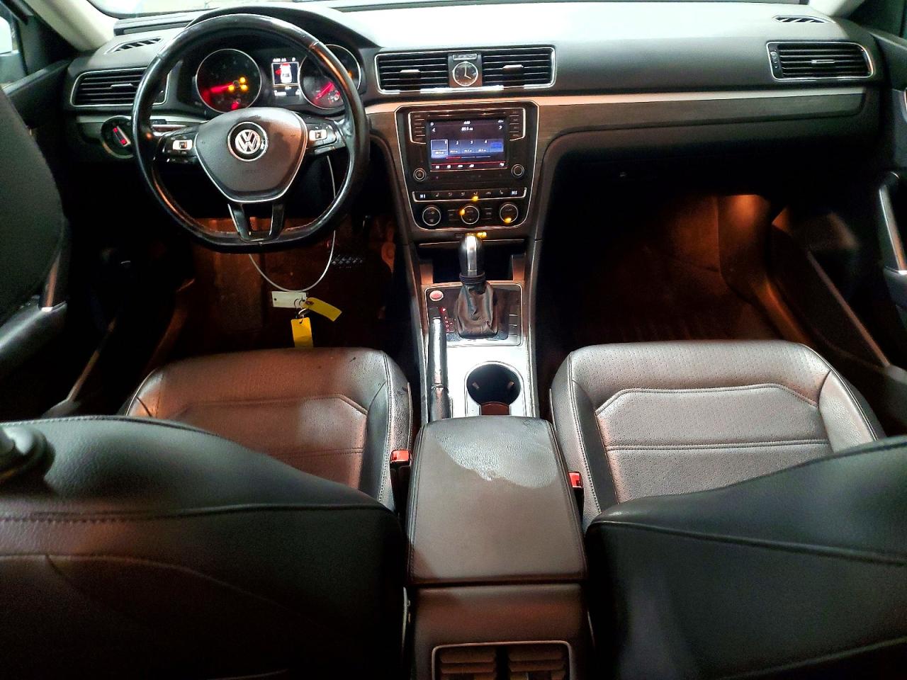 2017 VOLKSWAGEN PASSAT SE photo 8